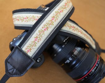 Correa para cámara de tela con bordado floral, hecha a mano, de lino y algodón, con extremos de cuero. Correa floral sencilla y elegante.