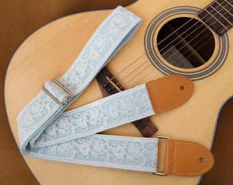 Correa para guitarra acústica con bordado floral. Correa de guitarra personalizada bordada de algodón y lino con extremos de cuero.