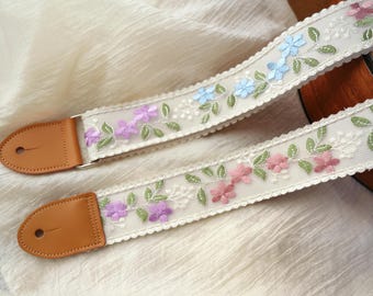 Impresionante correa de guitarra bordada con encaje. Correa de guitarra bordada personalizada. Correa de lino y algodón con extremos de cuero. Regalo para ella.