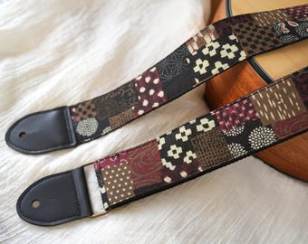 Correa de guitarra patchwork con estampado geométrico, hecha a mano en algodón y lino con extremos de cuero, personalizada con nombre. Regalo para guitarrista.