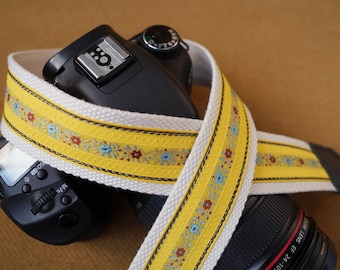 Correa para cámara de tela con bordado floral, hecha a mano, de lino y algodón, con extremos de cuero. Correa floral sencilla y elegante.