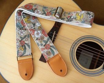 Correa de guitarra con diseño caprichoso de ardilla y flores. Correa de algodón y lino hecha a mano con extremos de cuero. Diseño sofisticado y colorido. Personalizable con nombre.