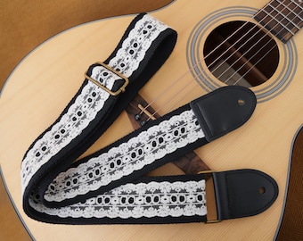 Correa de guitarra blanca con encaje de margaritas. Personaliza los herrajes metálicos y el color de los extremos de cuero. Personaliza tu propia correa de guitarra. Regalo ideal para ella.