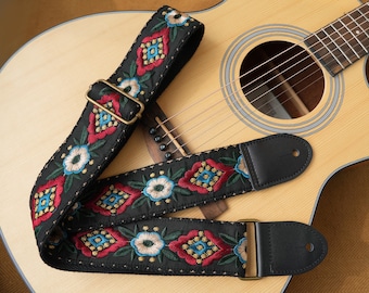 Correa para guitarra acústica con bordado floral en flor. Correa personalizada de algodón y lino con extremos de cuero.