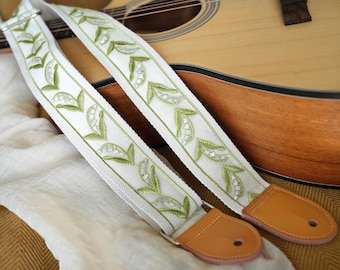 Correa de guitarra con hoja bordada, color blanco, correa de guitarra acústica universal, correa de lino y algodón con extremos de cuero.