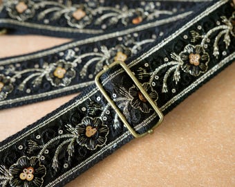 Correa de guitarra floral negra con hilo plateado y bordado de lentejuelas Correa de guitarra para un estilo atrevido y vanguardista Correa de lino de algodón con extremos de cuero