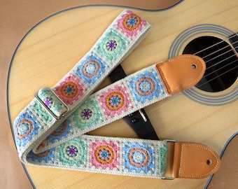 Correa de guitarra tejida multicolor con base blanca, hecha a mano, de lino y algodón con extremos de cuero, regalo para ella