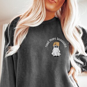 Sudadera bordada Leer más libros, sudadera de maestro de Halloween, camisa fantasma bordada, maestro espeluznante de temporada espeluznante, cuello redondo