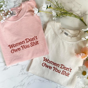 Geborduurde vrouwen zijn je niet schuldig. Feministisch geborduurd shirt, feministisch shirt, vrouwenrechtenshirt, Pro Roe V Wade, Pro Choice-shirt