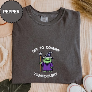 刺繍入り「Off to Commit Tomfoolery」Tシャツ、ウィザードフロッグDnDシャツ、おもしろファンタジークルーネック、オタク向けギフト