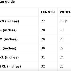 K&ouml;nnte beinhalten: Gr&ouml;&szlig;entabelle f&uuml;r ein Kleidungsst&uuml;ck mit Ma&szlig;en in Zoll f&uuml;r L&auml;nge und Breite. Die Gr&ouml;&szlig;en sind XS, S, M, L, XL und 2XL.
