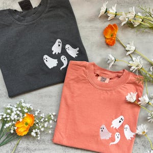 Camiseta bordada de fantasma de Halloween, fantasmas lindos bordados, camiseta de temporada espeluznante, camiseta de otoño de moda, lindas camisetas de otoño para mujer, bruja