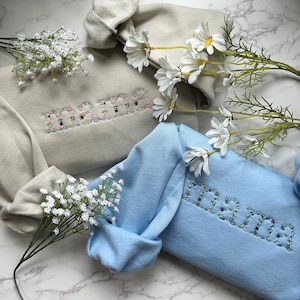 Custom Embroidered Floral Mama Sweatshirt, Embroidered Mama Crewneck Sweatshirt, Mother&#39;s Day Gift, New Mom Embroidery