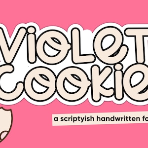 Op de afbeelding: Roze achtergrond met de woorden "Violet Cookie" in een handgeschreven lettertype met een witte omtrek. Er is een hap uit een koekje genomen in de linker benedenhoek. De tekst "a scriptyish handwritten font" staat eronder.