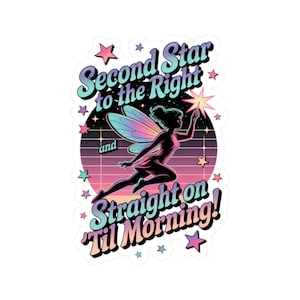 Puede incluir: Una pegatina de estilo retro con un hada con alas iridiscentes volando hacia una estrella. El texto dice "Second Star to the Right and Straight on 'Til Morning!"