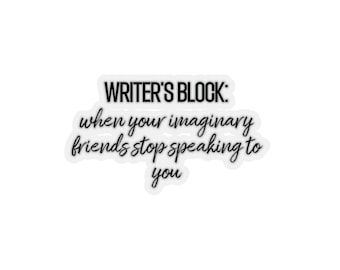 Può includere: Un adesivo bianco con testo nero che recita "WRITER'S BLOCK: when your imaginary friends stop speaking to you." L'adesivo ha un bordo bianco ed è per diari, laptop o altre superfici.