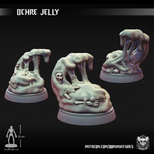 Può includere: Una miniatura stampata in 3D di una gelatina ocra, una creatura di Dungeons and Dragons, con una figura scheletrica intrappolata al suo interno. La gelatina è di colore carne pallido e ha una superficie testurizzata. La miniatura è alta circa 25 mm.