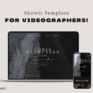 Op de afbeelding: Een laptop en een mobiele telefoon die een website voor Chris Rasmussen Films weergeven. De website heeft een zwarte achtergrond met witte tekst en een foto van een strand met golven die op de kust breken. De tekst op de website zegt "Chris Rasmussen Films" en "Cinematisch bruiloftsfilms met persoonlijkheid". De website heeft ook een contactknop.