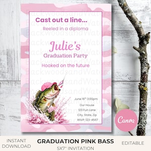Può includere: Invito rosa per una festa di laurea con un basso che indossa un cappello rosa e un'esca da pesca. L'invito include il testo "Cast out a line... Reeled in a diploma" e "Julie's Graduation Party". L'invito misura 12,7 x 17,8 cm.