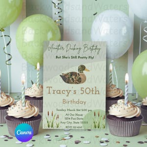 Può includere: Un invito di compleanno a tema anatra. L'invito recita "Another Ducking Birthday, But She's Still Pretty Fly!" e "Tracy's 50th Birthday". Il design include un'illustrazione di anatra, cupcakes, palloncini e candele.