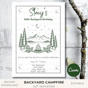 Könnte beinhalten: Eine weiße Einladung mit grünem Rand zeigt eine Lagerfeuerszene mit Bergen, Bäumen und Stühlen. Der Text lautet "Stacys 40. Geburtstag im Garten" und enthält Veranstaltungsdetails. Die Einladung ist ein 12,7 x 17,8 cm Design.
