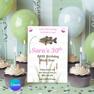 Może przedstawiać: Zaproszenie na przyjęcie urodzinowe z motywem wędkarskim. Zaproszenie zawiera grafikę ryby na wędce z tekstem "Sara's 30th BASS Birthday Bash Ever". Babeczki, balony i konfetti dopełniają świąteczną scenę.