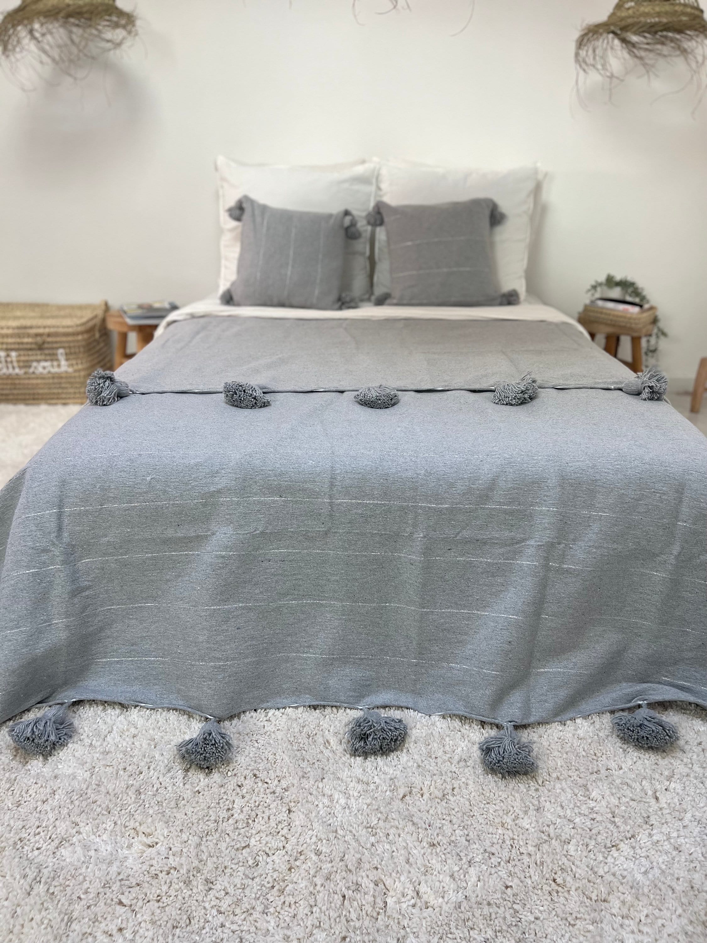 HLASMSPE - Chemin De Lit Polyester Avec Pompons - Gris 60x180 Cm - Décoration Et Protection De Lit - Pour Chambre, Hôtel - 9