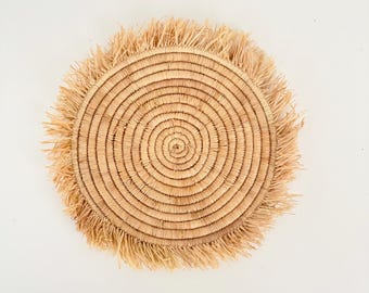 Round placemat in natural raffia – with fringes