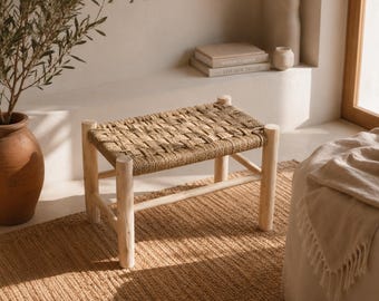 Banco de madera de roble y mimbre tejido. Banco artesanal de madera y tejido natural – 60 cm