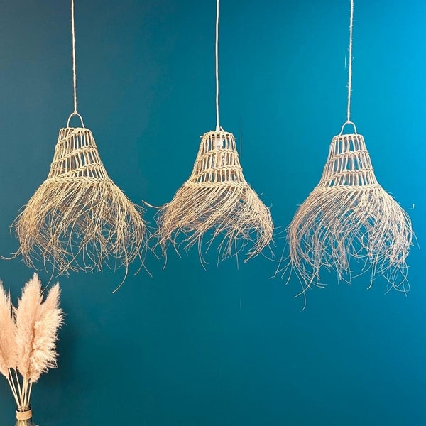 Ophanging, serie Sofy, opengewerkte ophanging in Halfa, lampenkap in half stro, verlichting