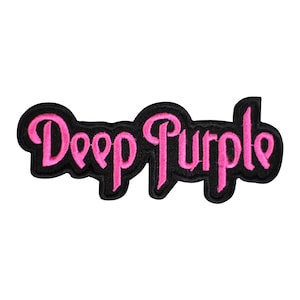 以下が含まれることがあります： 黒い輪郭で「Deep Purple」という文字が書かれたピンクの刺繍パッチ
