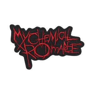 Może przedstawiać: Haftowana naszywka z napisem "MY CHEMICAL ROMANCE" w czerwonych, stylizowanych literach. Naszywka ma czarne tło i nieregularny kształt. Tekst wydaje się być wyszywany.