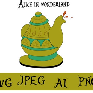 Könnte beinhalten: Eine gelbe Teekanne mit grünen und goldenen Details, die rote Flüssigkeit ausgießt. Die Teekanne ist mit einem Muster aus Wirbeln und Blättern verziert. "Alice im Wunderland" steht über der Teekanne.