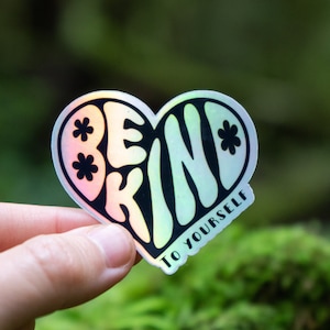 Seja gentil consigo mesmo, adesivo holográfico de amor próprio, adesivo de saúde mental à prova d'água, adesivo de garrafa de água ou laptop para ansiedade