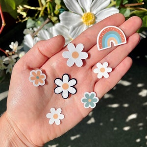 Lot de 7 petites fleurs rétro, mini autocollants imperméables pour coques de téléphone avec fleurs, autocollants Groovy hippie pour bouteilles d'eau ou ordinateur portable, lot de 7