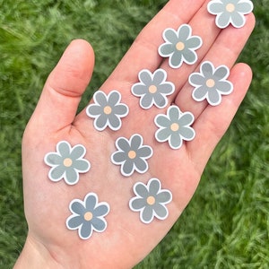 10 mini autocollants imperméables verts marguerite, autocollants en vinyle petite fleur, autocollants fleurs petite bouteille d'eau verte, autocollants pour ordinateur portable ou Kindle