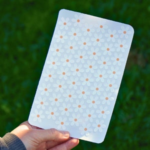 Mini autocollants en vinyle imperméables marguerites blanches, 48 jolies petites feuilles d'autocollants pour remplisseurs de bouteilles d'eau, petits autocollants esthétiques pour ordinateur portable ou Kindle
