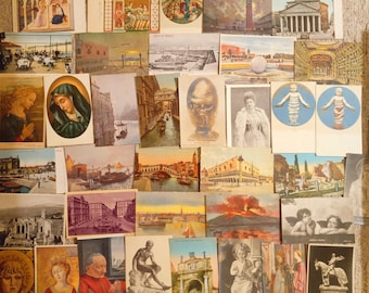 Könnte beinhalten: Eine Sammlung von Vintage-Postkarten mit verschiedenen Szenen aus Venedig, Italien. Die Postkarten zeigen berühmte Sehenswürdigkeiten wie die Rialtobrücke, den Dogenpalast und den Markusplatz. Einige Postkarten zeigen religiöse Bilder, während andere die Kanäle und Gondeln der Stadt zeigen.