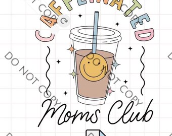 Op de afbeelding: Een kleurrijk grafisch ontwerp met de tekst "CAFFEINATED MOMS CLUB" in een regenboogkleurig lettertype. Een cartoonafbeelding van een kopje koffie met een smiley en een rietje bevindt zich in het midden van het ontwerp.