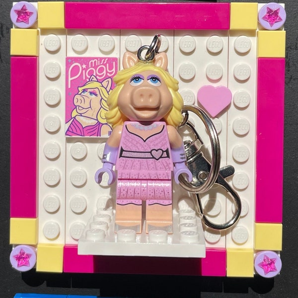 Miss Piggy minifigure keychain display magnet (minifigure keychain included)