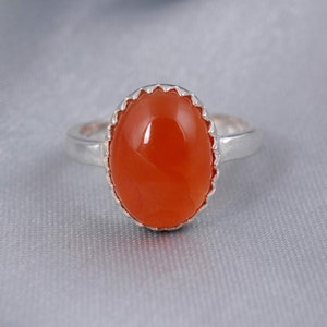 Puede incluir: Un juego de tres tazas de cerámica con acabado mate moteado. Las tazas son de color crema, gris claro y gris oscuro. Cada taza tiene un diseño simple y minimalista, ideal para café o té.