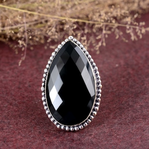 Statement-Ring aus schwarzem Onyx – Handgefertigter Ring mit natürlichem, tropfenförmigem Edelstein – Auffälliger Schmuck für Damen – Eherin