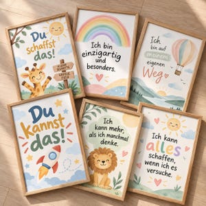 Könnte beinhalten: Sechs gerahmte Wandbilder mit Aquarellillustrationen von Tieren und Landschaften sowie motivierenden deutschen Texten. Die Bilder zeigen eine Giraffe, einen Löwen, eine Rakete, einen Regenbogen, einen Heißluftballon und Sonnen in hellen Holzrahmen.