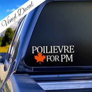 Peut inclure: Un autocollant en vinyle blanc avec le texte "POILIEVRE POUR PM" et une feuille d'érable rouge. L'autocollant est sur la vitre arrière d'une camionnette noire.