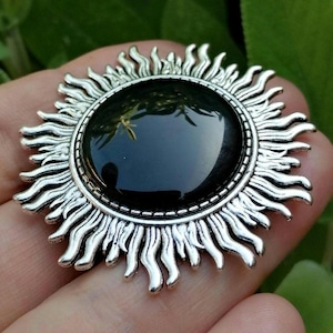 Solstice - Scrying Mirror Broach. Black Mirror, in Metal Case. Handpainted Cabochon. Sunburst. Magick, Divination, Witchcraft. Hexenspiegel.