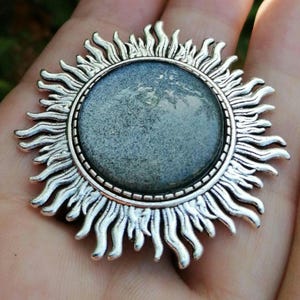 Solstice - Scrying Mirror Broach. Silver Scrying Mirror. Etched Metal Case & Handpainted Cabochon. Sunburst. Magick, Divination, Witchcraft.