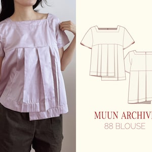 Puede incluir: Una blusa lila claro con cuello cuadrado y mangas cortas. La blusa presenta pliegues en la parte delantera y se combina con pantalones cortos marrones oscuros. La imagen también incluye un dibujo lineal de la blusa y el texto "MUUN ARCHIVE 88 BLOUSE."