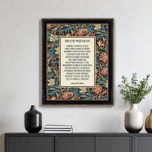Puede incluir: Una impresi&oacute;n enmarcada con un dise&ntilde;o floral y bot&aacute;nico, con texto. La impresi&oacute;n se exhibe en un sal&oacute;n con sillas grises, una mesa de centro de madera y jarrones decorativos. La habitaci&oacute;n tiene una est&eacute;tica moderna.