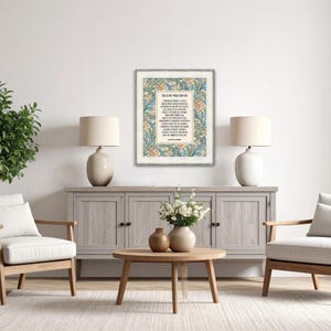 Puede incluir: Una impresi&oacute;n enmarcada con un dise&ntilde;o floral y el texto "This is my wish for you". La impresi&oacute;n se muestra encima de un aparador gris, flanqueada por dos l&aacute;mparas. Dos sillones y una mesa de centro completan el sal&oacute;n.