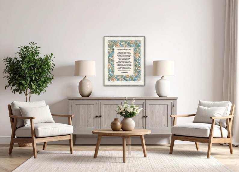 Puede incluir: Una impresi&oacute;n enmarcada con un dise&ntilde;o floral y el texto "This is my wish for you". La impresi&oacute;n se muestra encima de un aparador gris, flanqueada por dos l&aacute;mparas. Dos sillones y una mesa de centro completan el sal&oacute;n.